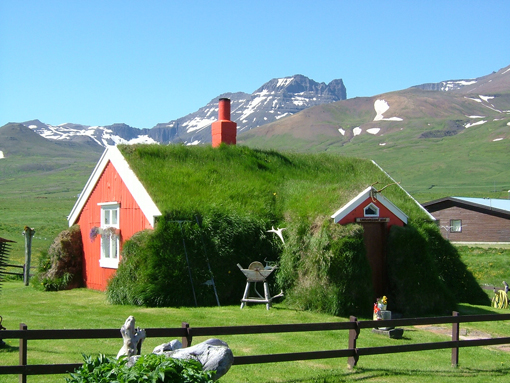{#Beautiful-and-Green-Icelandic-Turf-Houses3.jpg}