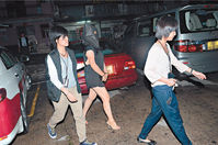 被捕女贼由警员押返住所调查.