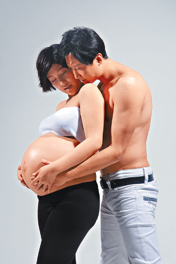 洪天明、周家蔚拍攝懷孕寫真照片