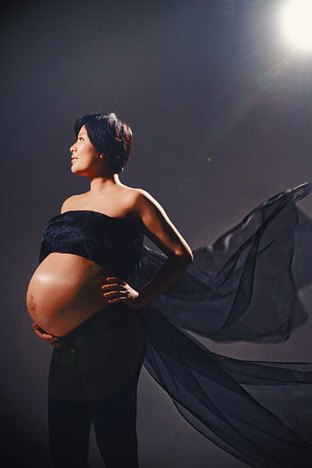 洪天明、周家蔚拍攝懷孕寫真照片