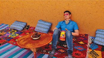 德斌在沙漠親身體驗遊牧民族的生活方式。