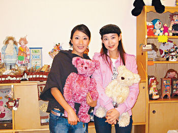卓娜（右）跟妹妹楊怡感情深厚，妹妹看見她有好成績也有鼓勵她。